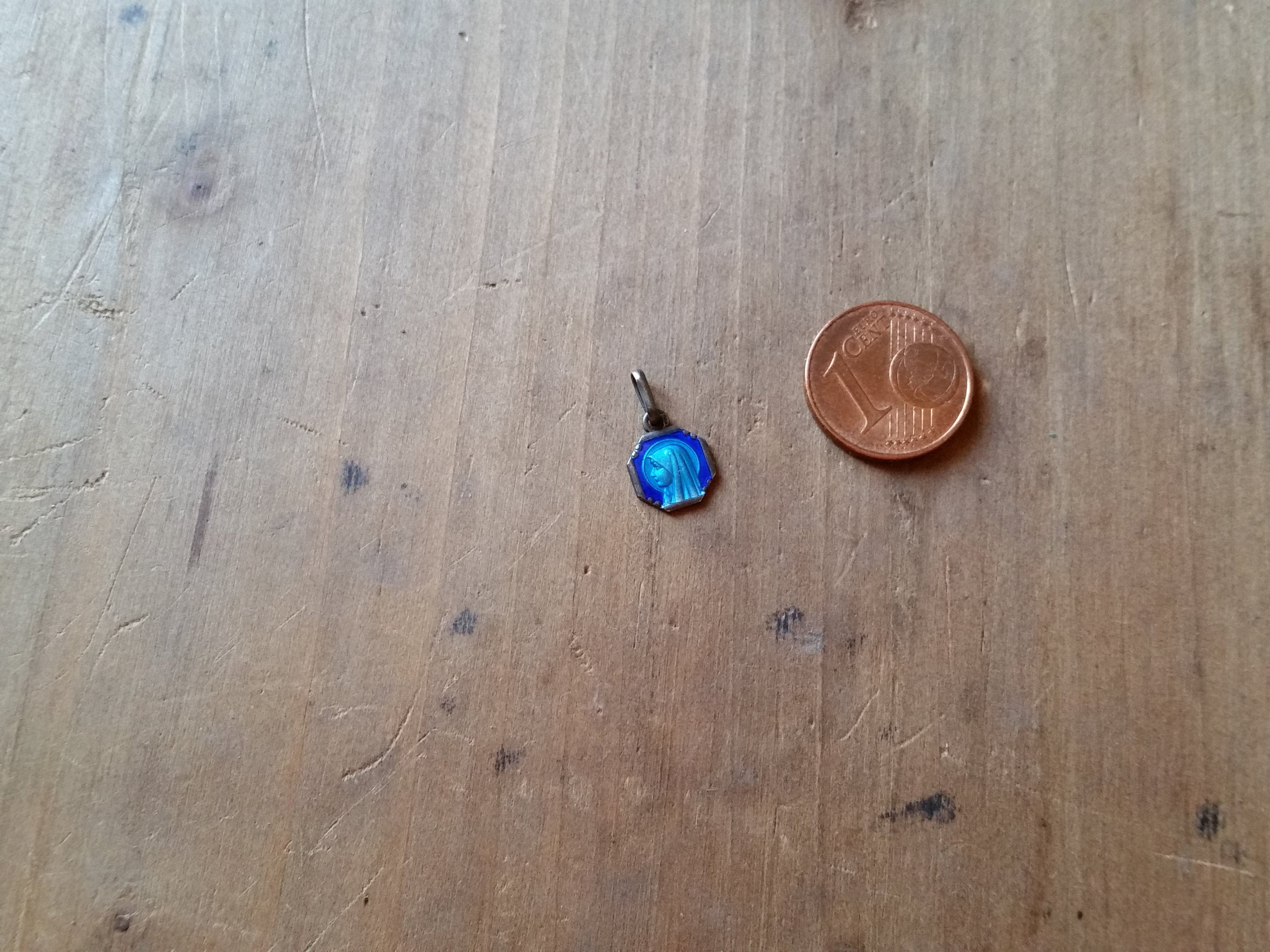 1920 Tiny Catholic Charm, Émaillé, de La Vierge Marie et Notre-Dame Lourdes Au Verso. Français Pende