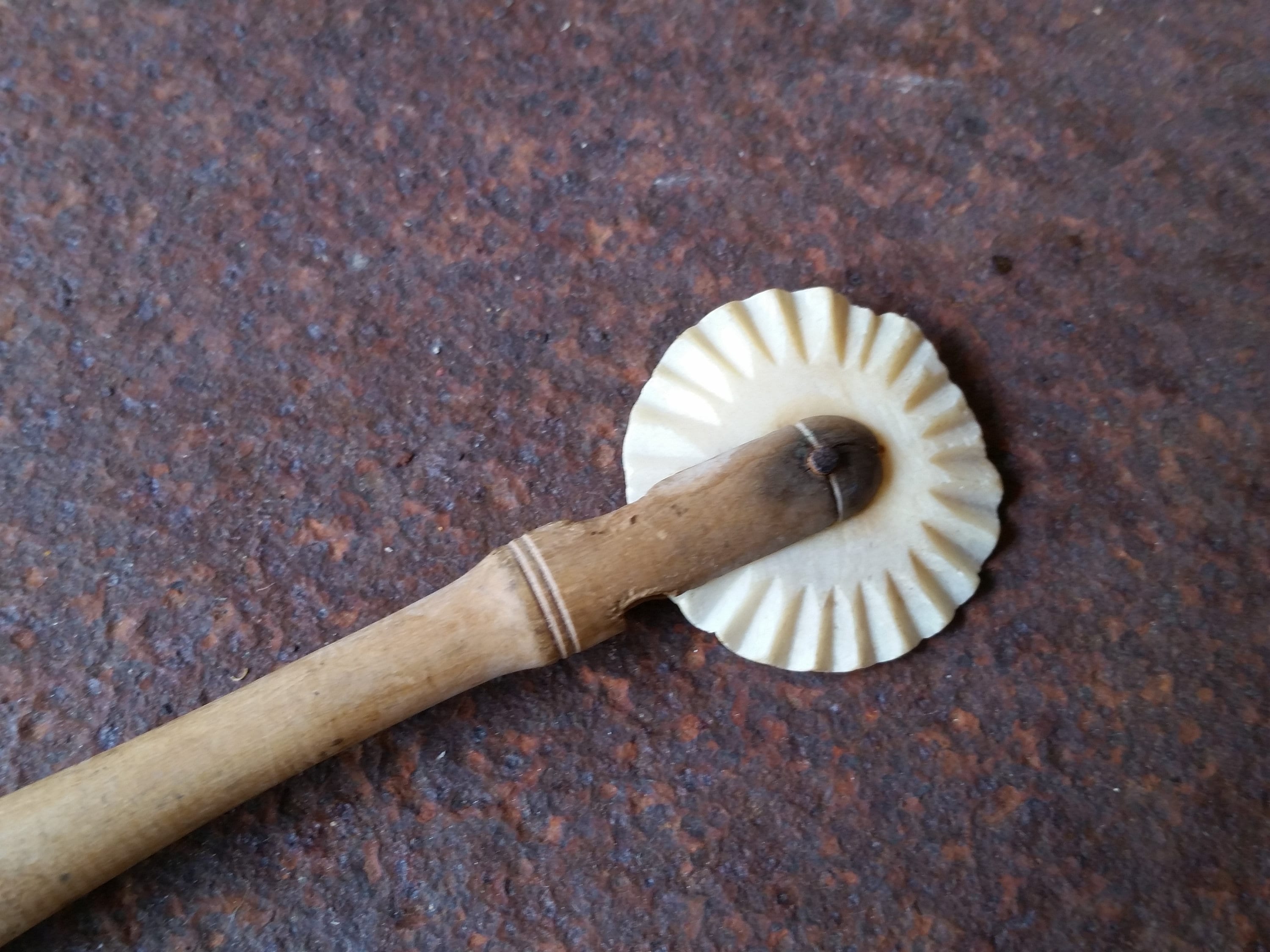 Antique French Pastry Crimper, avec Roue de Jagging en Os et Poignée Bois Tourné Magnifiquement Tact