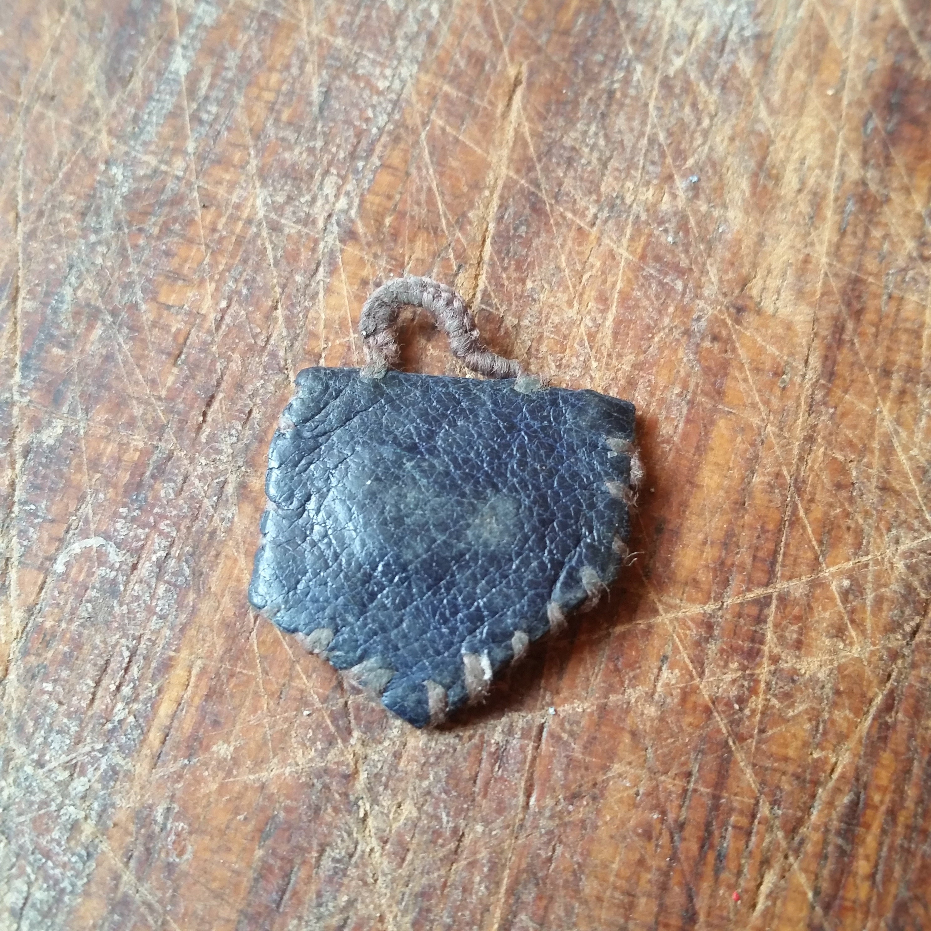 Minuscule Pochette Antique French Relic en Cuir avec Jeton Religieux Enfermé, Cousu Fermé Boucle.