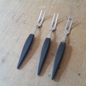 1960s FRENCH APPETIZER FORKS, set of 3, classic vintage hors d&#39;oeuvre tool from France. Perfect for a little aperitif or cocktail bar.