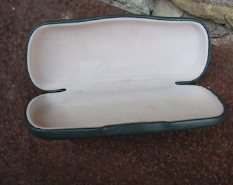 1970s FRENCH EYEGLASSES CASE, hard shell in forest green leather and cream velour interior. Vintage unisex glasses storage.