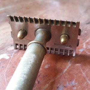 WW1 GILLETTE SAFETY RAZOR, brass, open comb and double edged blade. Antique compact travel size, Khaki army shaving kit.