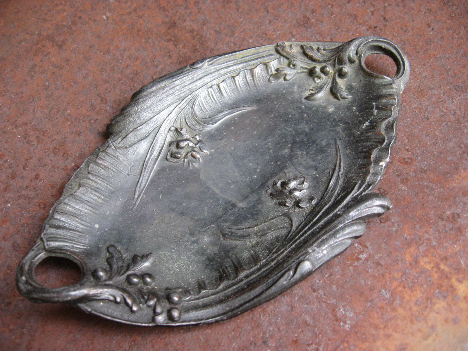 Salvers de Cartes d'appel Antiques. Paire Français Motif Floral Art Nouveau Valet ou Vanity Trays. P