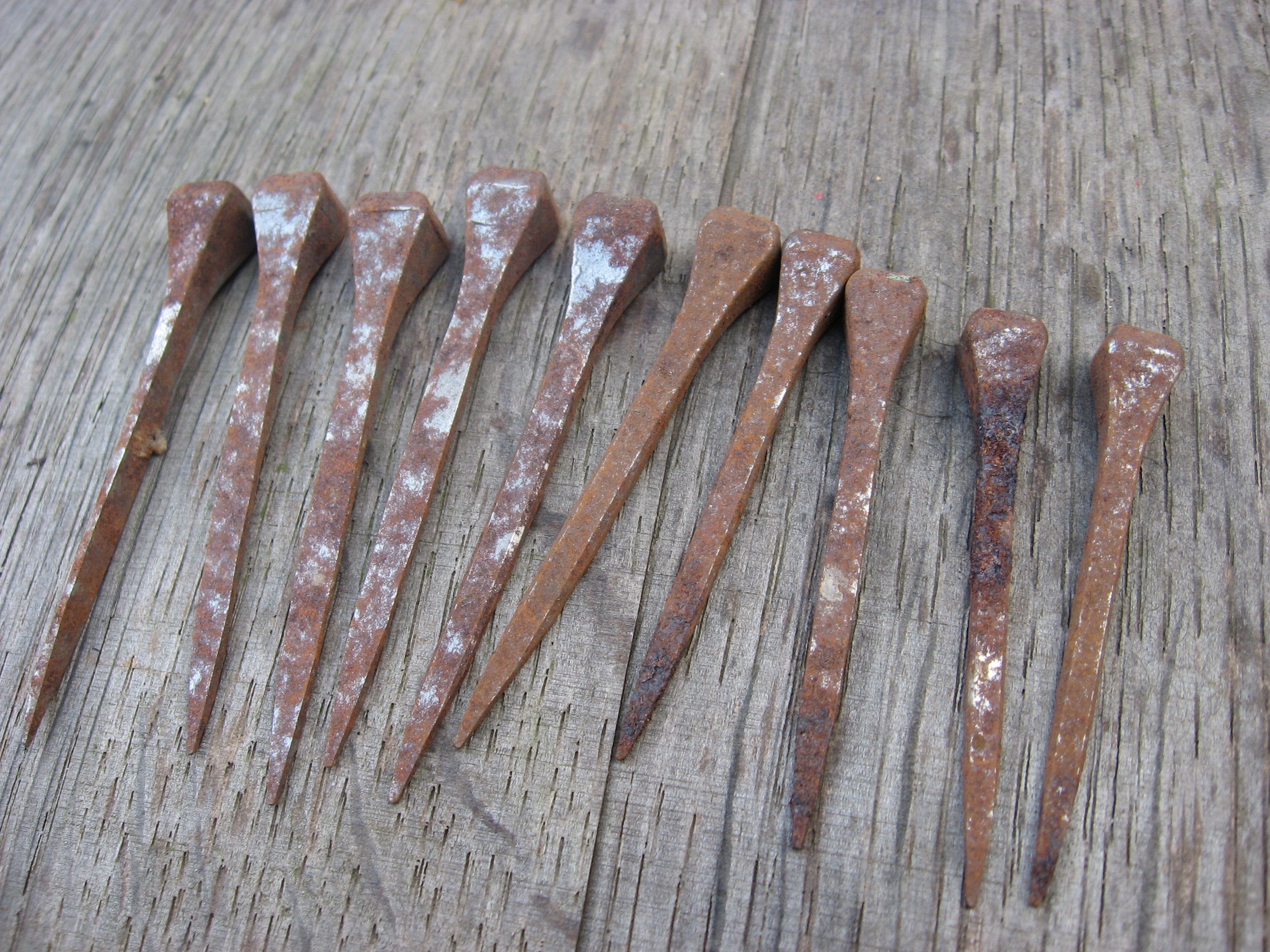 Clous de Tête Carrés Vintage Français, Ensemble 10. Au Milieu Du Siècle, Un Village Des Années 1950 