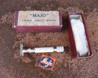 1930s LADIES SAFETY RAZOR by Majo with original box. Compact, travel sized, women's vintage shaving toiletry.