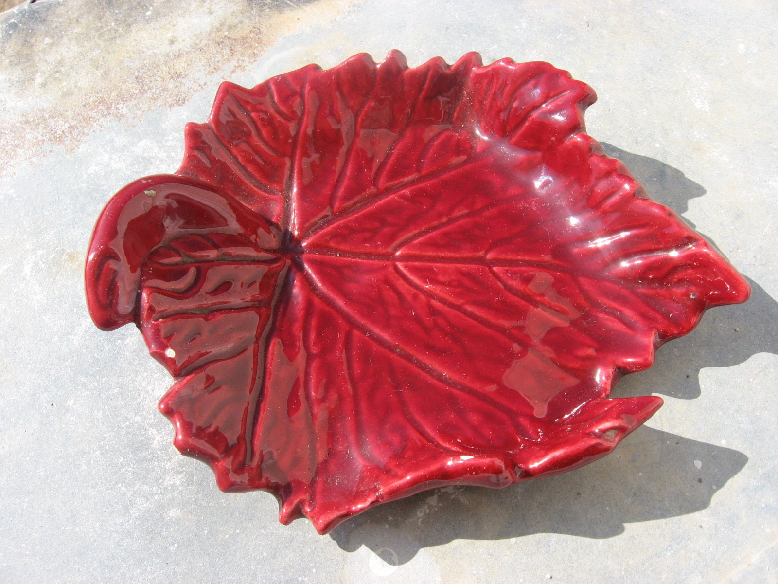 Plat de Feuilles Françaises Des Années 1950 Pour Votre Amateur de Vin. Assiette Vigne Vallauris Mill