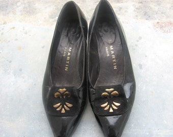 Chaussures JB MARTIN des années 1950 en cuir noir verni et daim. Français vintage original Designer petits talons de cour de Paris, France.