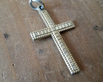 Pingente de cruz minimalista vintage, design simples em ouro. Joia religiosa cristã francesa dos anos 1970.
