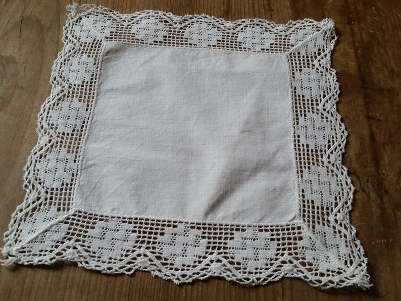 Edwardian linen and lace handkerchief. Fine white linen with hand made cotton lace trim around the edges. Quality antique from France.