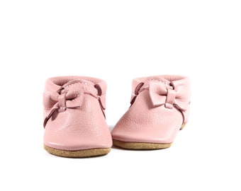 Leather Baby Moccasins, handmade baby shoes, leather, Side Bow Moccasin Light Pink