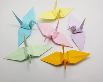 50 grullas de papel de origami hechas a mano en colores vibrantes. Arte japonés para decoración de bodas, decoración del hogar, mesas y regalos de aniversario.