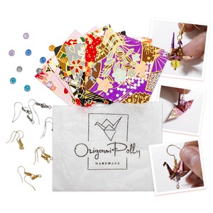 Puede incluir: Un kit para hacer pendientes de grulla de origami. El kit incluye cuadrados de papel con patrones coloridos, ganchos para pendientes y cuentas. El kit está empaquetado en una bolsa blanca con el texto "Origami Polly Handmade".