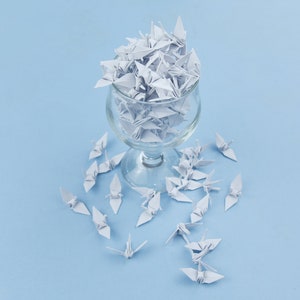 1000 décorations de grue en papier origami blanc 1,5 pouces - Art japonais fait main pour mariage, maison, cadeau d'anniversaire, grues à motifs uniques
