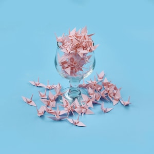 100 gru di carta origami rosa per decorazioni nuziali da 1,5 pollici - Arte giapponese fatta a mano, regalo di anniversario, arredamento per la casa, modelli e design unici