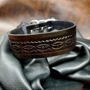 Elegant leather dog collar for large breeds