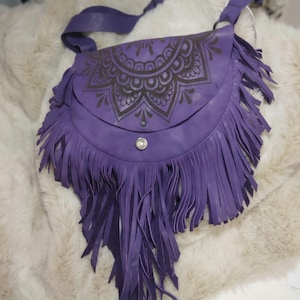 Monedero de flecos de cuero morado con detalle de mandala