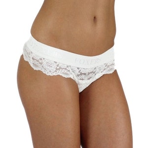 Peut inclure: Sous-v&ecirc;tements en dentelle blanche avec le mot "FOXERS" imprim&eacute; sur la ceinture. Le sous-v&ecirc;tement a une bordure en dentelle d&eacute;licate sur les bords.