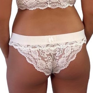 Peut inclure: Culotte en dentelle blanche avec un haut en dentelle assorti. Le sous-v&ecirc;tement pr&eacute;sente un motif de dentelle florale d&eacute;licate avec un bord festonn&eacute;. Un petit n&oelig;ud est centr&eacute; sur la ceinture. La lingerie est en tissu doux et transparent.
