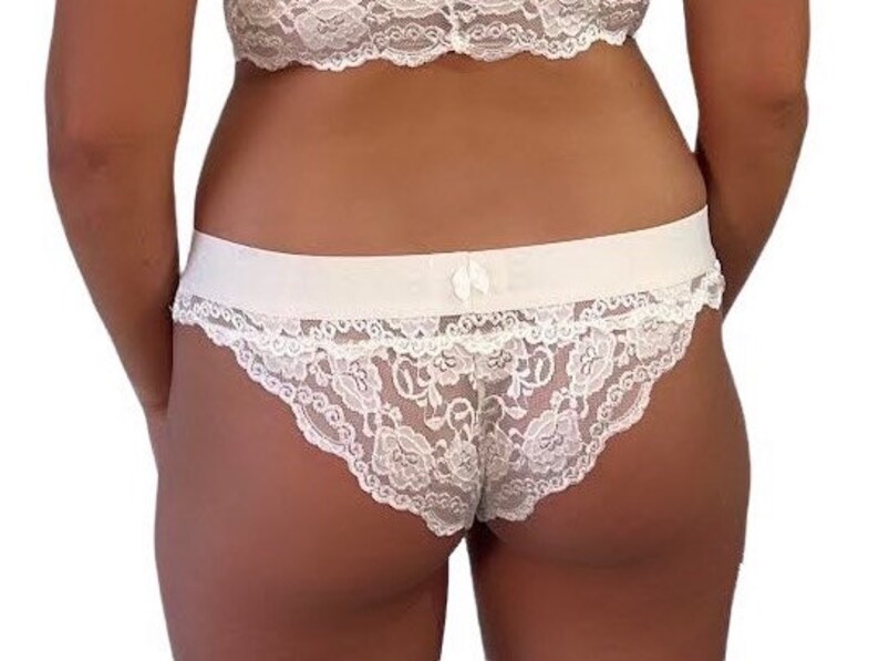 Peut inclure: Culotte en dentelle blanche avec un haut en dentelle assorti. Le sous-v&ecirc;tement pr&eacute;sente un motif de dentelle florale d&eacute;licate avec un bord festonn&eacute;. Un petit n&oelig;ud est centr&eacute; sur la ceinture. La lingerie est en tissu doux et transparent.