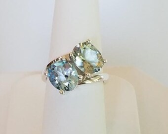 Precioso anillo simbólico "TOI ET MOI" de dos piedras: amatista verde (prasiolita) y topacio azul cielo ovalados en plata de ley.