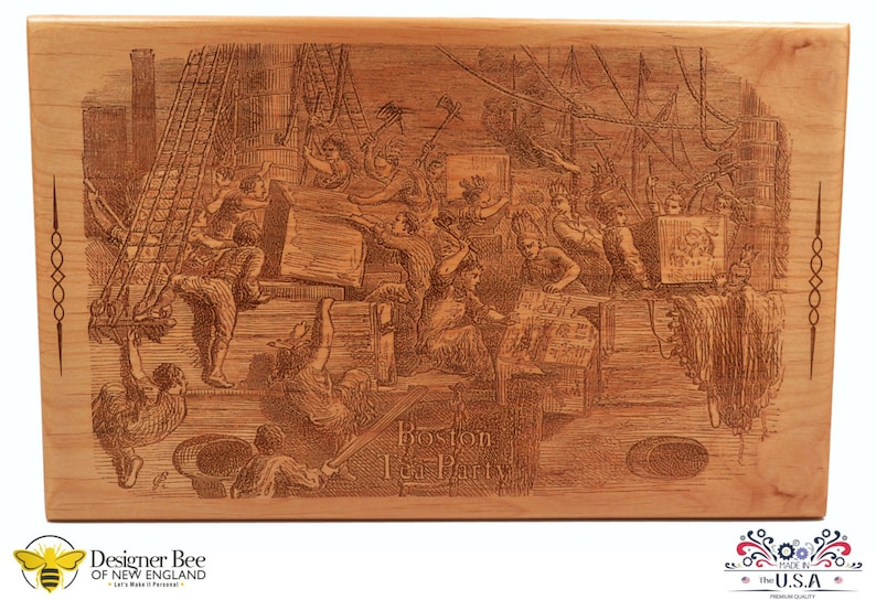 Op de afbeelding: Gegraveerde houten plaquette met een gedetailleerd beeld van een drukke scheepswerfsc&egrave;ne. De plaquette heeft de tekst "Boston Tea Party" in een decoratief lettertype.