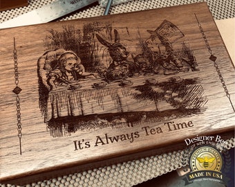 Alice in Wonderland-theedoos | Gegraveerd donker walnoot, erfstukkwaliteit