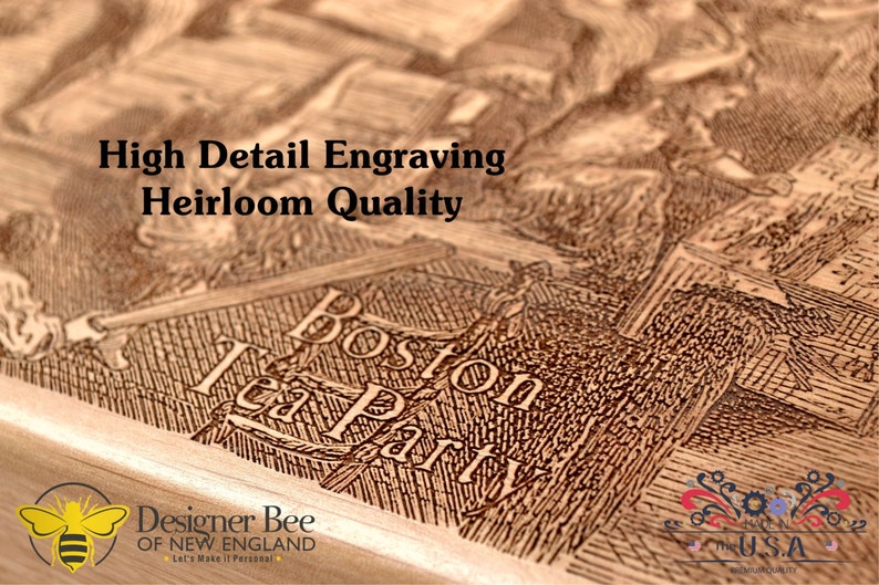 Op de afbeelding: Close-up van een houten plaquette met een gedetailleerde gravure van de Boston Tea Party. De plaquette is lichtbruin met een donkerbruine gravure. De tekst "Boston Tea Party" is zichtbaar in de gravure. De plaquette is gelabeld "High Detail Engraving Heirloom Quality" en "Designer Bee of New England".
