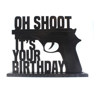 Oh Shoot It's Your Birthday GUN Cake Topper na base - Decoração de lembrança de plástico impressa em 3D sólido