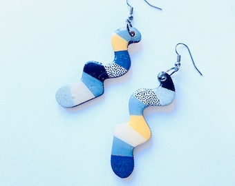 Monochrome polka pattern squiggle shape earrings