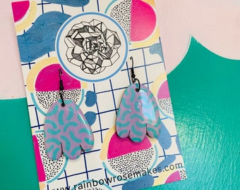 Boucles d'oreilles en bois aux motifs colorés lilas et turquoise