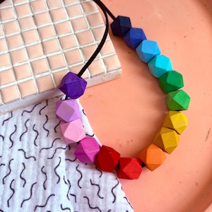 Collar de mini cuentas hexagonales de madera de colores del arco iris brillante