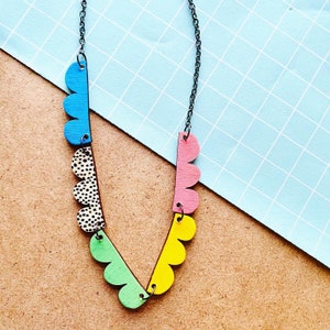 Arch shape with dot pattern necklace