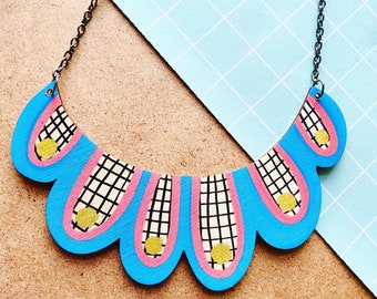 Arch shape with check pattern necklace
