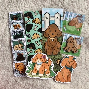 Può includere: Un set di 10 adesivi illustrati colorati con diverse razze di cani. Gli adesivi sono stampati su carta bianca con una finitura lucida. Gli adesivi sono perfetti per aggiungere un tocco di personalità a laptop, borracce, diari e altro ancora.