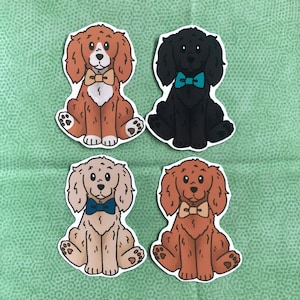 Könnte beinhalten: Vier illustrierte Hundesticker mit unterschiedlichem Fell und Fliegen. Die Hunde sitzen alle mit hochgestreckten Pfoten. Die Sticker befinden sich auf einem grünen Hintergrund.