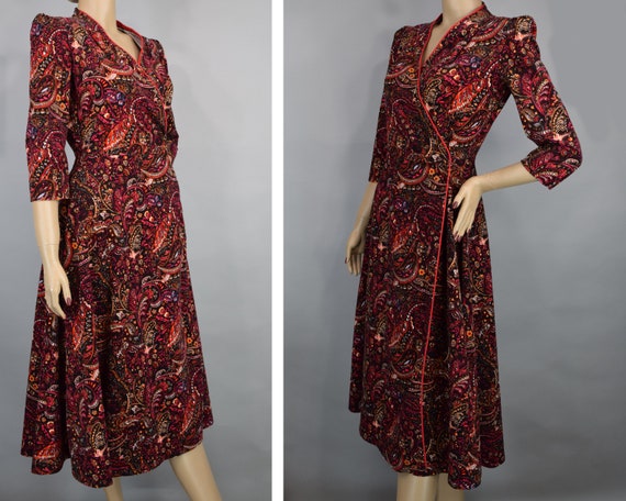 Black & Red Paisley Pattern Vintage 40s Style Rob… - image 2