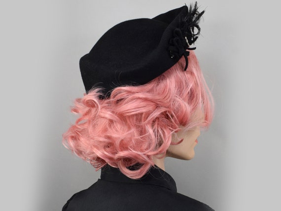 Black Sculpted Vintage 50s Hat with Feather & Bow… - image 4