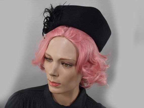 Black Sculpted Vintage 50s Hat with Feather & Bow… - image 2