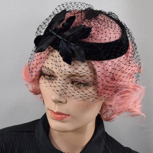 Vintage Brown Tulle Head Piece with Velvet Leaf Vintage Tulle Hat With Black Velvet Leaves and Black Plastic  main image 4