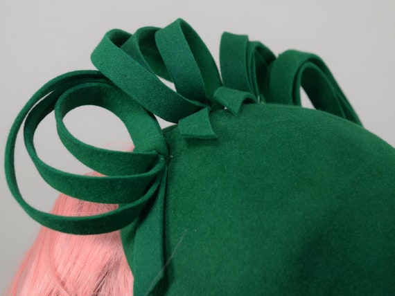 Jewel Green Vintage 40s Hat with Whimsical Loop A… - image 9