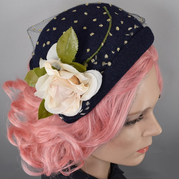 Diadema vintage azul marino de los años 50 con velo de lunares flocados.