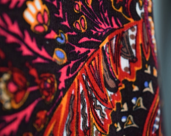 Black & Red Paisley Pattern Vintage 40s Style Rob… - image 10