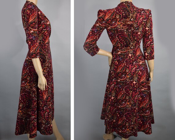 Black & Red Paisley Pattern Vintage 40s Style Rob… - image 3
