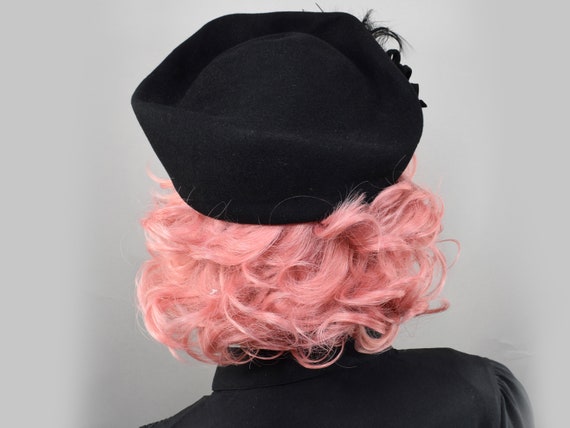 Black Sculpted Vintage 50s Hat with Feather & Bow… - image 8