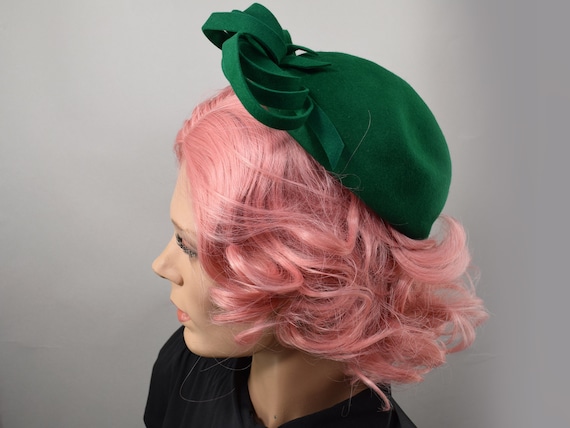 Jewel Green Vintage 40s Hat with Whimsical Loop A… - image 2