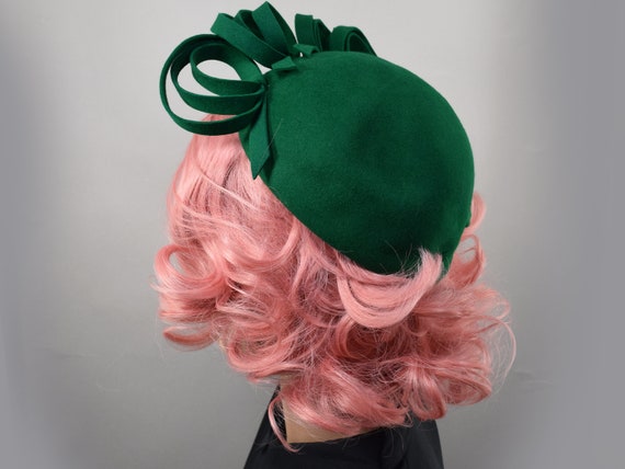 Jewel Green Vintage 40s Hat with Whimsical Loop A… - image 1