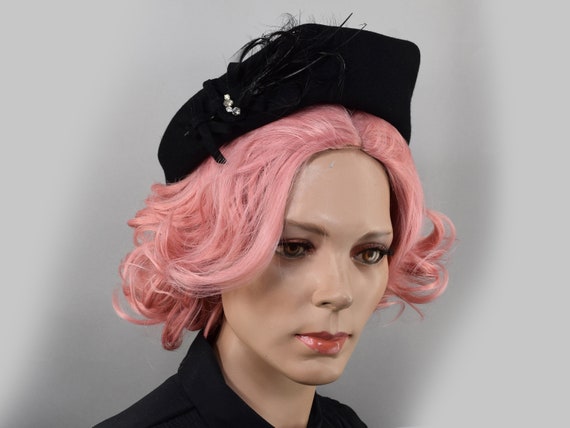 Black Sculpted Vintage 50s Hat with Feather & Bow… - image 3