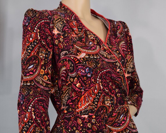 Black & Red Paisley Pattern Vintage 40s Style Rob… - image 6