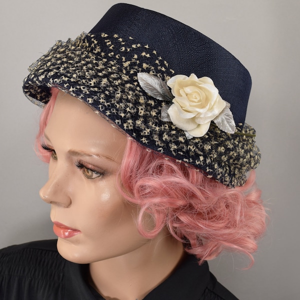 Sombrero cloche vintage azul marino de los años 50 con envoltura de tul con lunares flocados