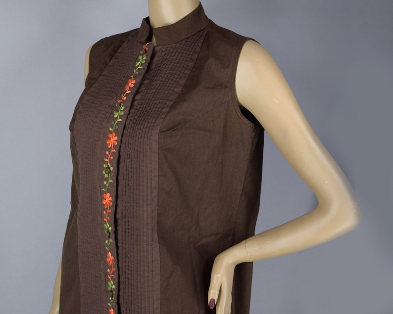 Chocolate Brown Vintage 70s Sleeveless Shift Dress with Embroidered Flowers M L